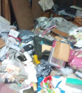 部屋の床が見えないゴミ屋敷