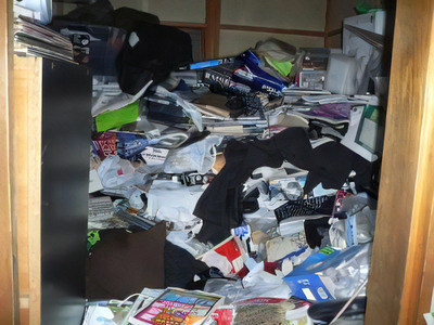 床に1メートル以上ゴミが積まれた部屋